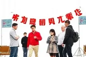 巡演取消通知封面：空座位与舞台灯束构图