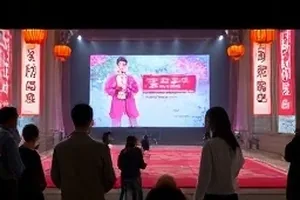 凌晨四点的会议室封面：空荡长桌与顶灯透视构图
